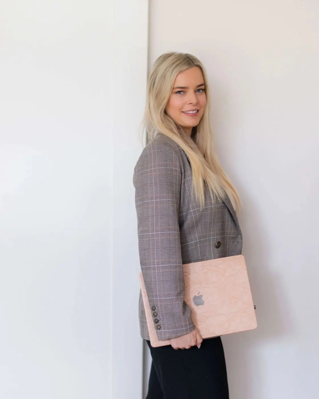 Charlotte from Comfy Creative holding her laptop